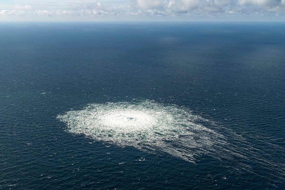Gass bobler opp i Østersjøen over fra en av lekkasjene på rørledningene mellom Russland og Tyskland. Foto: Det danske forsvaret via AP / NTB Gass bobler opp i Østersjøen over fra en av lekkasjene på rørledningene mellom Russland og Tyskland. Foto: Det danske forsvaret via AP / NTB