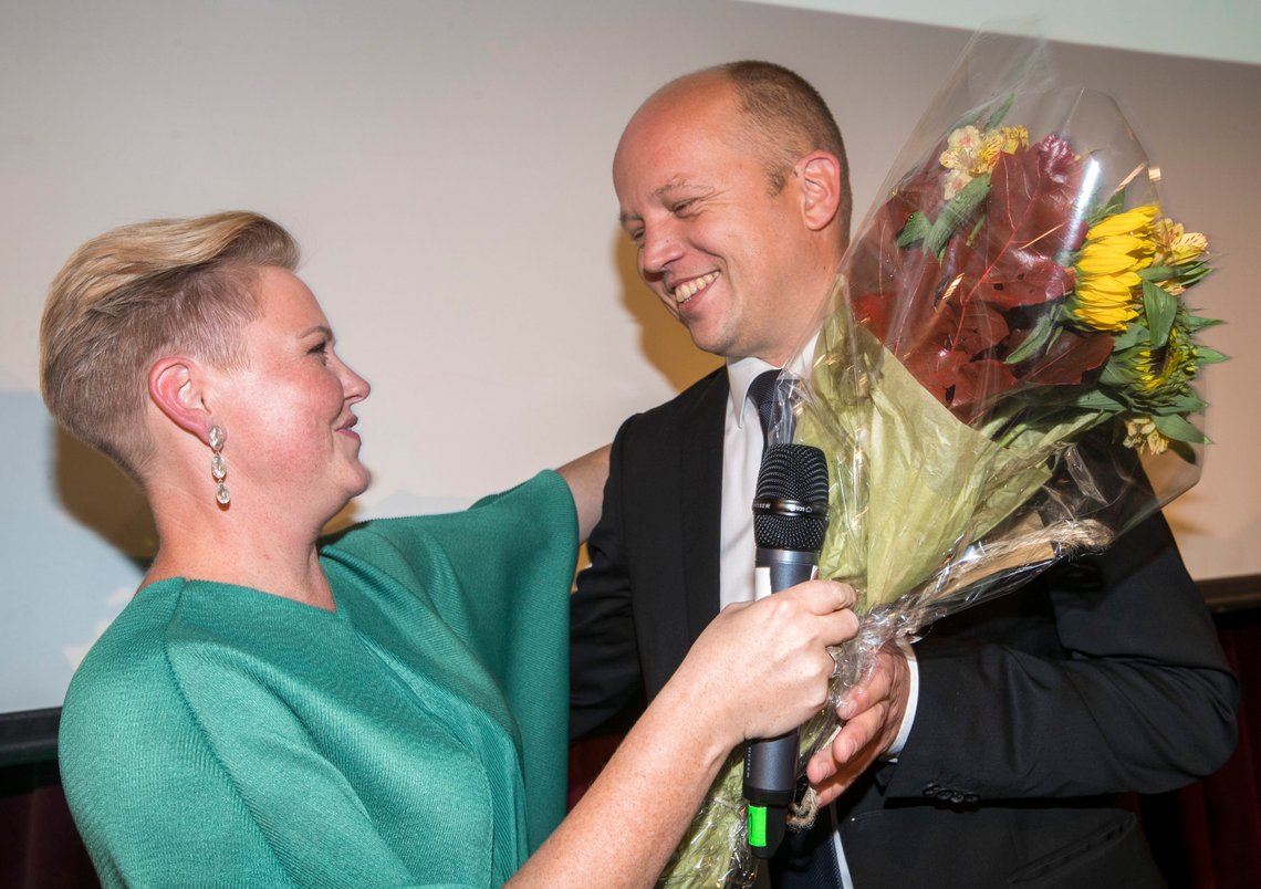 Liten grunn til å feire i dag, men i 2017: Sp-leder Trygve Slagsvold Vedum får blomster av 2. nestleder Anne Beathe Kristiansen Tvinnereim under Senterpartiets har valgvake på Håndverkeren i Oslo. Foto: Terje Bendiksby / NTB Liten grunn til å feire i dag, men i 2017: Sp-leder Trygve Slagsvold Vedum får blomster av 2. nestleder Anne Beathe Kristiansen Tvinnereim under Senterpartiets har valgvake på Håndverkeren i Oslo. Foto: Terje Bendiksby / NTB