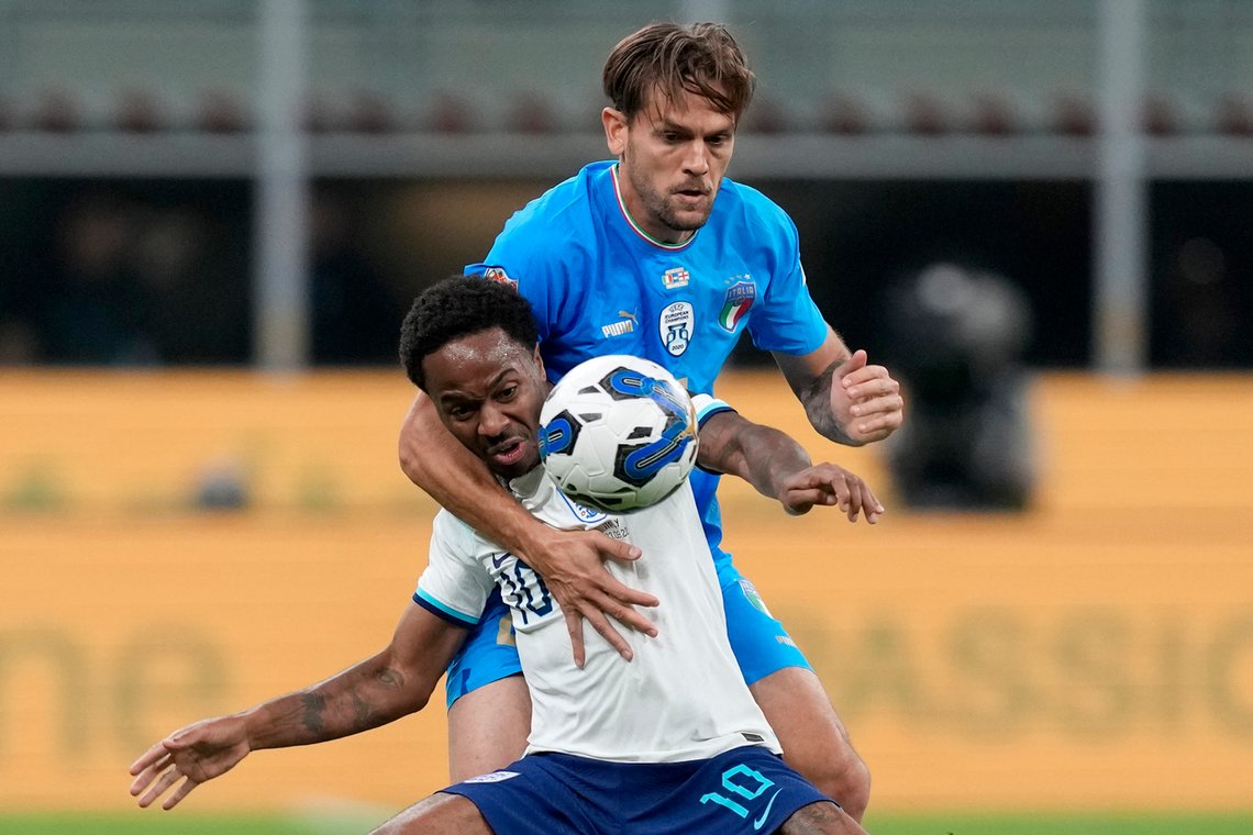 Raheem Sterling blir enkelt knust av italienske Rafael Toloi under kampen i Nations League fredag. Foto: AP /Antonio Calanni /NTB Raheem Sterling blir enkelt knust av italienske Rafael Toloi under kampen i Nations League fredag. Foto: AP /Antonio Calanni /NTB