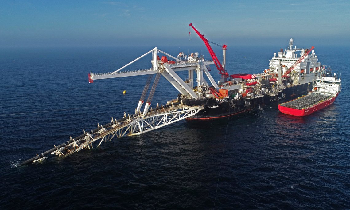 Arbeid på gassrørledningen Nord Stream 2 i Østersjøen. Det oppsto lekkasje i ledningen mandag, og noen timer senere falt trykket betraktelig i forløperen Nord Stream 1. Foto: Bernd Wüstneck / DPA via AP / NTB Arbeid på gassrørledningen Nord Stream 2 i Østersjøen. Det oppsto lekkasje i ledningen mandag, og noen timer senere falt trykket betraktelig i forløperen Nord Stream 1. Foto: Bernd Wüstneck / DPA via AP / NTB