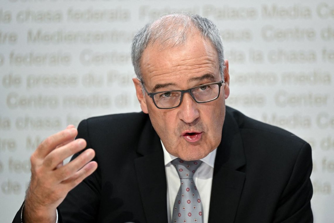 Guy Parmelin er finansminister i Sveits. Landet vurderer å innføre drastiske tiltak for å forhindre bedrifter og husholdninger til å bruke for mye gass. Foto: Fabrice COFFRINI/ AFP/ NTB Guy Parmelin er finansminister i Sveits. Landet vurderer å innføre drastiske tiltak for å forhindre bedrifter og husholdninger til å bruke for mye gass. Foto: Fabrice COFFRINI/ AFP/ NTB