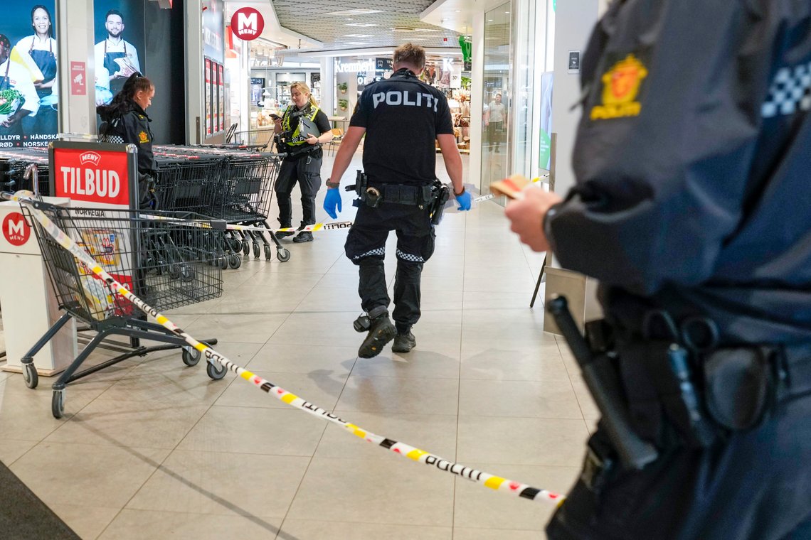 Politiet i Oslo Øst tror mange våpen går under radaren, selv om de har beslaglagt mer enn 100 våpen hittil i år, og selv om de har stadig flere våpenkontroller. Her fra politiets arbeid etter den siste knivstikkingen på Tveita senter, denne uken. Foto: Javed Parsa / NTB Politiet i Oslo Øst tror mange våpen går under radaren, selv om de har beslaglagt mer enn 100 våpen hittil i år, og selv om de har stadig flere våpenkontroller. Her fra politiets arbeid etter den siste knivstikkingen på Tveita senter, denne uken. Foto: Javed Parsa / NTB
