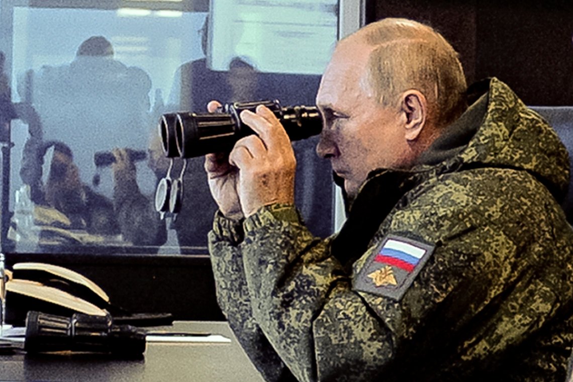 Det er vanskelig å vite hva slags framtid Vladimir Putin ser i kikkerten sin. Foto: Mikhail Klimentyev, Sputnik, Kreml Pool Photo via AP / NTB Det er vanskelig å vite hva slags framtid Vladimir Putin ser i kikkerten sin. Foto: Mikhail Klimentyev, Sputnik, Kreml Pool Photo via AP / NTB