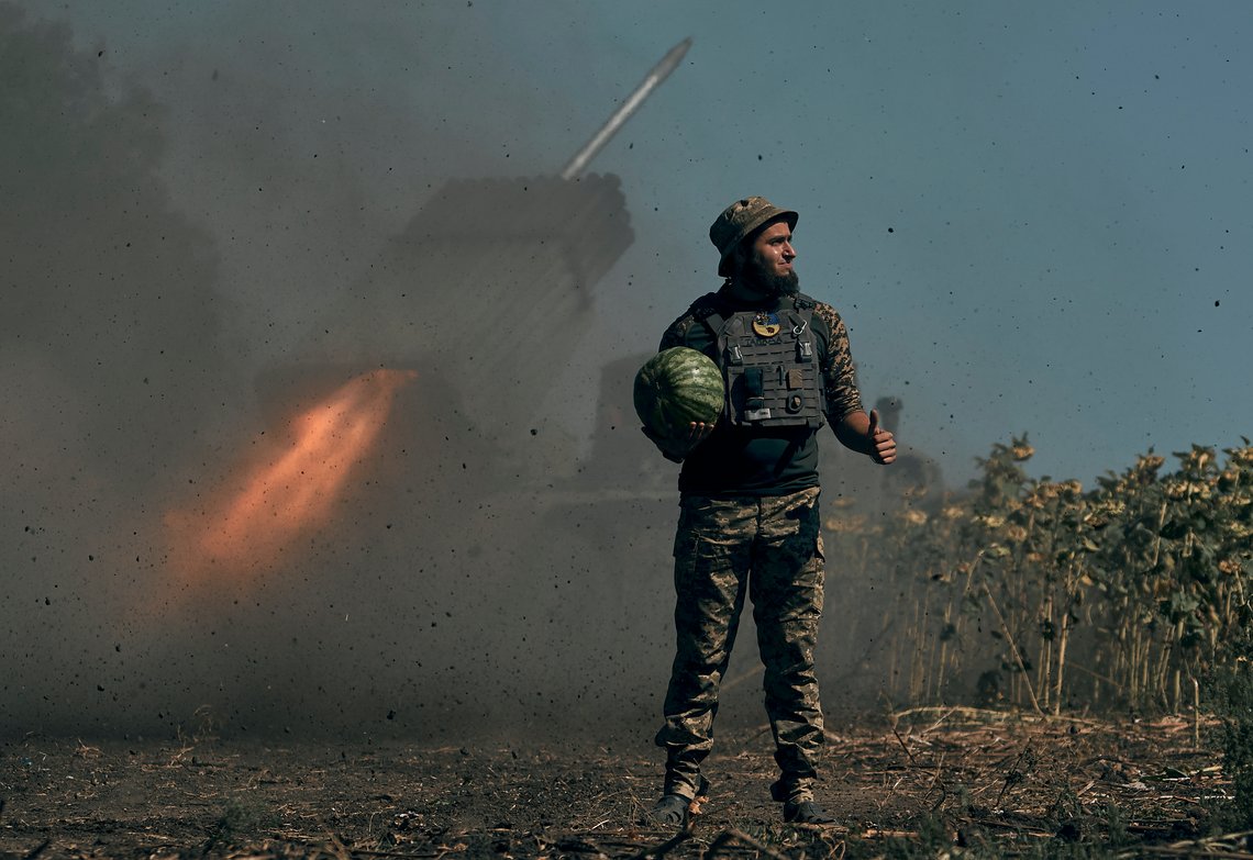 En ukrainsk soldat ved frontlinjen i Donetsk gir tommel opp mens en rakett blir avfyrt. Fra frontlinjen i Kherson kommer det få bilder og opplysninger ut. Foto: Kostiantyn Liberov / AP / NTB En ukrainsk soldat ved frontlinjen i Donetsk gir tommel opp mens en rakett blir avfyrt. Fra frontlinjen i Kherson kommer det få bilder og opplysninger ut. Foto: Kostiantyn Liberov / AP / NTB