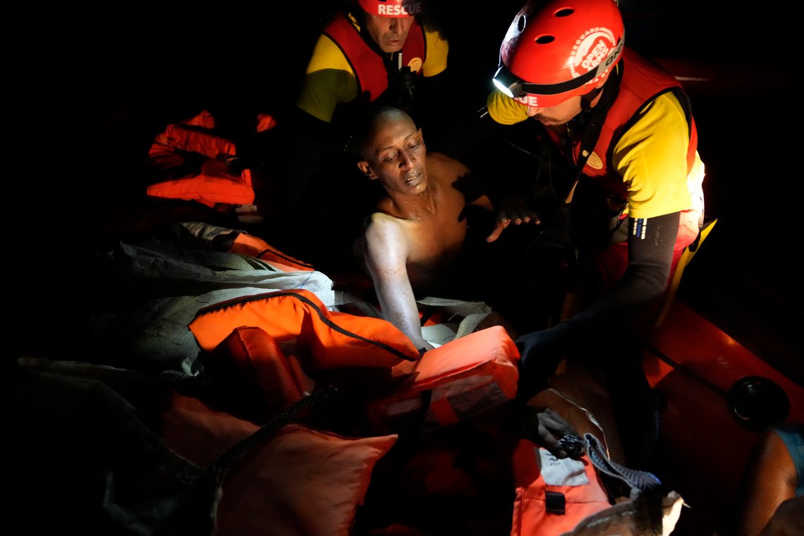 En afrikansk migrant plukkes opp av medlemmer av den spanske organisasjonen Open Arms i Middelhavet søndag. Foto: Petros Karadjias / AP / NTB. En afrikansk migrant plukkes opp av medlemmer av den spanske organisasjonen Open Arms i Middelhavet søndag. Foto: Petros Karadjias / AP / NTB.