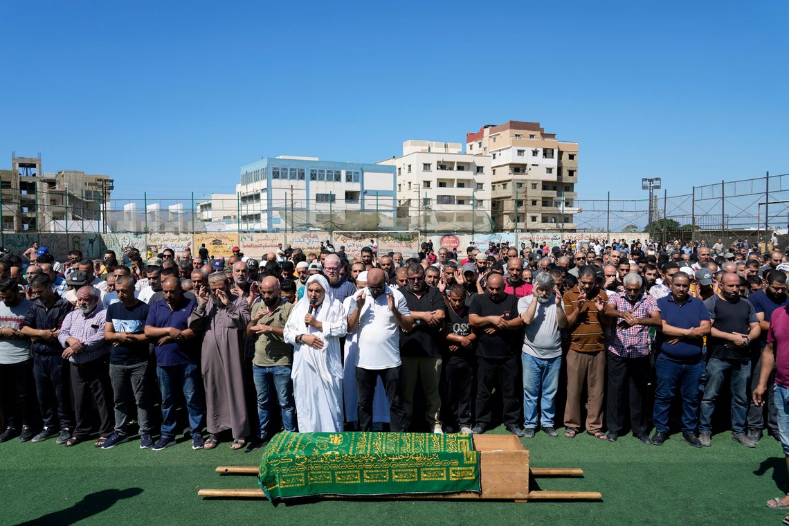 Familie og venner ber foran kisten med Abdul-Al Omar Abdul-Al, 24-åringen som omkom da han for 14. gang forsøkte å reise fra Libanon til Europa i en båt. Foto: Bilal Hussein / AP / NTB Familie og venner ber foran kisten med Abdul-Al Omar Abdul-Al, 24-åringen som omkom da han for 14. gang forsøkte å reise fra Libanon til Europa i en båt. Foto: Bilal Hussein / AP / NTB
