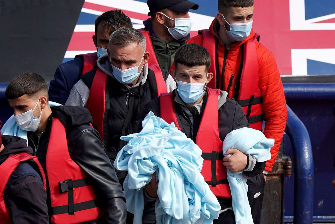 Ei gruppe illegale migranter blir brakt i land i Dover etter å ha krysset Den engelske kanal. Foto: Gareth Fuller / PA via AP / NTB Ei gruppe illegale migranter blir brakt i land i Dover etter å ha krysset Den engelske kanal. Foto: Gareth Fuller / PA via AP / NTB