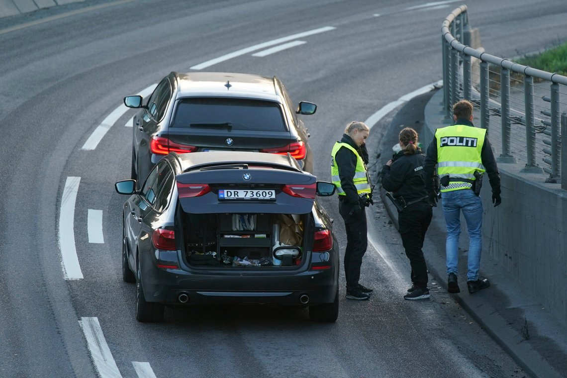 En person ble skutt i beinet av politiet på E18 ved Bygdøylokket i Oslo tidlig onsdag. Mannen skal ha truet flere bilister med kniv. Politiet opplyser at mannen ikke er alvorlig skadet. Foto: Lise Åserud / NTB En person ble skutt i beinet av politiet på E18 ved Bygdøylokket i Oslo tidlig onsdag. Mannen skal ha truet flere bilister med kniv. Politiet opplyser at mannen ikke er alvorlig skadet. Foto: Lise Åserud / NTB