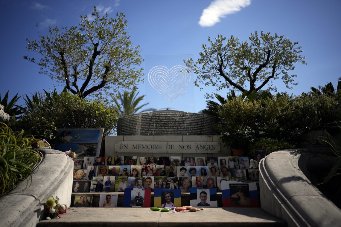 Monumentet i Nice som minnes de 86 som ble drept under den islamske terroraksjonen i 2016. Rettssaken mot åtte militante muslimer startet i Paris mandag. Foto: Daniel Cole, AP / NTB. Monumentet i Nice som minnes de 86 som ble drept under den islamske terroraksjonen i 2016. Rettssaken mot åtte militante muslimer startet i Paris mandag. Foto: Daniel Cole, AP / NTB.