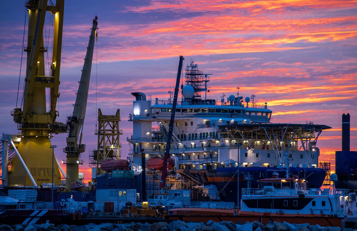 Det russiske rørleggingsskipet 'Akademik Tscherski' som er under utplassering for videre bygging av Nord Stream 2 Østersjørørledningen ligger fortøyd ved havnen i Mukran på øya Ruegen, Tyskland, tirsdag 8. september 2020. Den tyske regjeringen har kommet under økende press for å bruke det felles tysk-russiske rørledningsprosjektet Nord Stream 2, som løftestang for å få Russland til å gi svar om Navalnyj. Nord Stream 2-prosjektet vil levere russisk gass direkte til Tyskland under Østersjøen når det er fullført, og omgå Ukraina. (Jens Buettner/dpa via AP) Det russiske rørleggingsskipet 'Akademik Tscherski' som er under utplassering for videre bygging av Nord Stream 2 Østersjørørledningen ligger fortøyd ved havnen i Mukran på øya Ruegen, Tyskland, tirsdag 8. september 2020. Den tyske regjeringen har kommet under økende press for å bruke det felles tysk-russiske rørledningsprosjektet Nord Stream 2, som løftestang for å få Russland til å gi svar om Navalnyj. Nord Stream 2-prosjektet vil levere russisk gass direkte til Tyskland under Østersjøen når det er fullført, og omgå Ukraina. (Jens Buettner/dpa via AP)