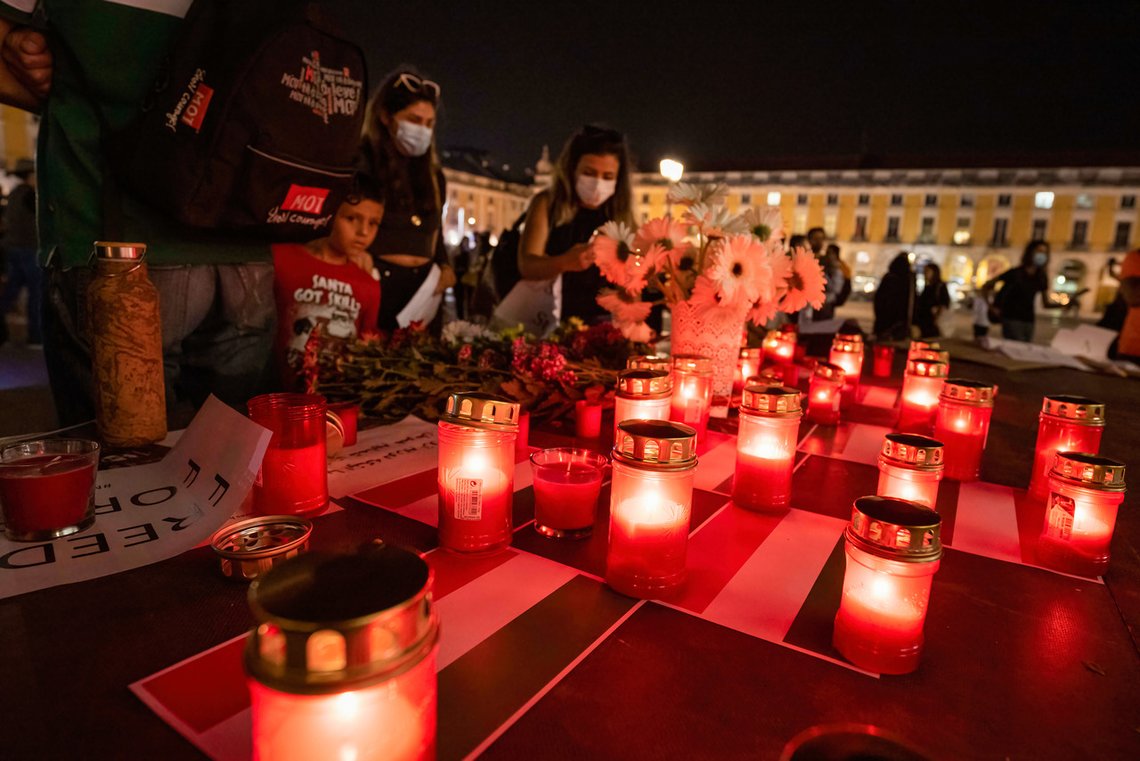Masha Amini (22) ble drept av iransk politi 16. september. Her viser kvinner i Lisboa sin støtte. Vanlige mennesker over hele verden er engasjerte og opprørte, men stjernene er stille. De vil vel ikke kritisere islam. Foto: Jorge Castellanos/ SOPA Images/ Shutterstock/ NTB Masha Amini (22) ble drept av iransk politi 16. september. Her viser kvinner i Lisboa sin støtte. Vanlige mennesker over hele verden er engasjerte og opprørte, men stjernene er stille. De vil vel ikke kritisere islam. Foto: Jorge Castellanos/ SOPA Images/ Shutterstock/ NTB