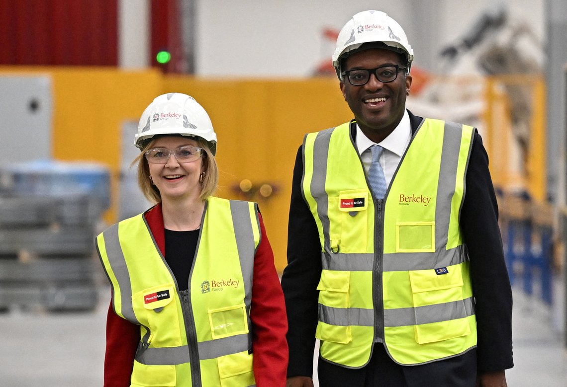 Kwasi Kwarteng på besøk hos Berkeley Modular tidligere i september, i selskap med sin gode venn Liz Truss. REUTERS/Dylan Martinez/Pool/File Photo Kwasi Kwarteng på besøk hos Berkeley Modular tidligere i september, i selskap med sin gode venn Liz Truss. REUTERS/Dylan Martinez/Pool/File Photo