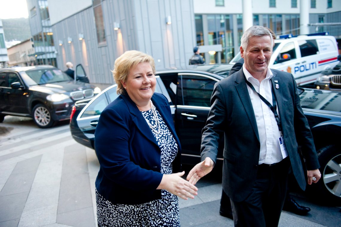Drammen 20150225.
Statsminister Erna Solberg (H) (t.v.) hilses velkommen av Drammens-ordfører Tore Opdal Hansen i et kontaktmøte om arbeidet mot radikalisering og voldelig ekstremisme på Union Scene i Drammen onsdag ettermiddag.
Foto: Jon Olav Nesvold / NTB Drammen 20150225.
Statsminister Erna Solberg (H) (t.v.) hilses velkommen av Drammens-ordfører Tore Opdal Hansen i et kontaktmøte om arbeidet mot radikalisering og voldelig ekstremisme på Union Scene i Drammen onsdag ettermiddag.
Foto: Jon Olav Nesvold / NTB