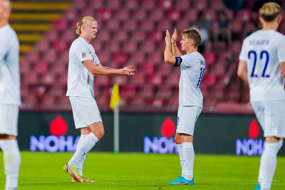 Beograd, Serbia 20220602.
Erling Braut Haaland blir gratulert av Martin Ødegaard etter 0-1 scringen under fotballkampen i Nations League mellom Serbia og Norge på Stadion Rajko Mitic.
Foto: Fredrik Varfjell / NTB Beograd, Serbia 20220602.
Erling Braut Haaland blir gratulert av Martin Ødegaard etter 0-1 scringen under fotballkampen i Nations League mellom Serbia og Norge på Stadion Rajko Mitic.
Foto: Fredrik Varfjell / NTB