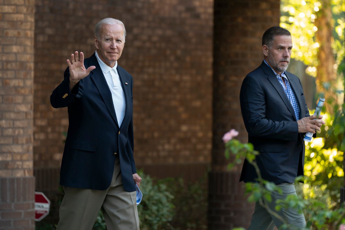 President Joe Biden og hans sønn Hunter etter å ha besøkt en katolsk kirke i South Carolina. Foto: AP /Manuel Balce Ceneta/ NTB President Joe Biden og hans sønn Hunter etter å ha besøkt en katolsk kirke i South Carolina. Foto: AP /Manuel Balce Ceneta/ NTB