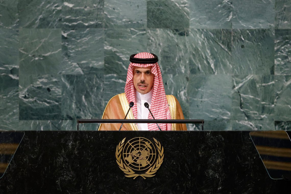 Prins Faisal bin Farhan, som er Saudi-Arabias utenriksminister, sa i sin tale til FNs hovedforsamling lørdag at det må satses mer på fossil energi. Foto: Jason DeCrow / AP / NTB Prins Faisal bin Farhan, som er Saudi-Arabias utenriksminister, sa i sin tale til FNs hovedforsamling lørdag at det må satses mer på fossil energi. Foto: Jason DeCrow / AP / NTB