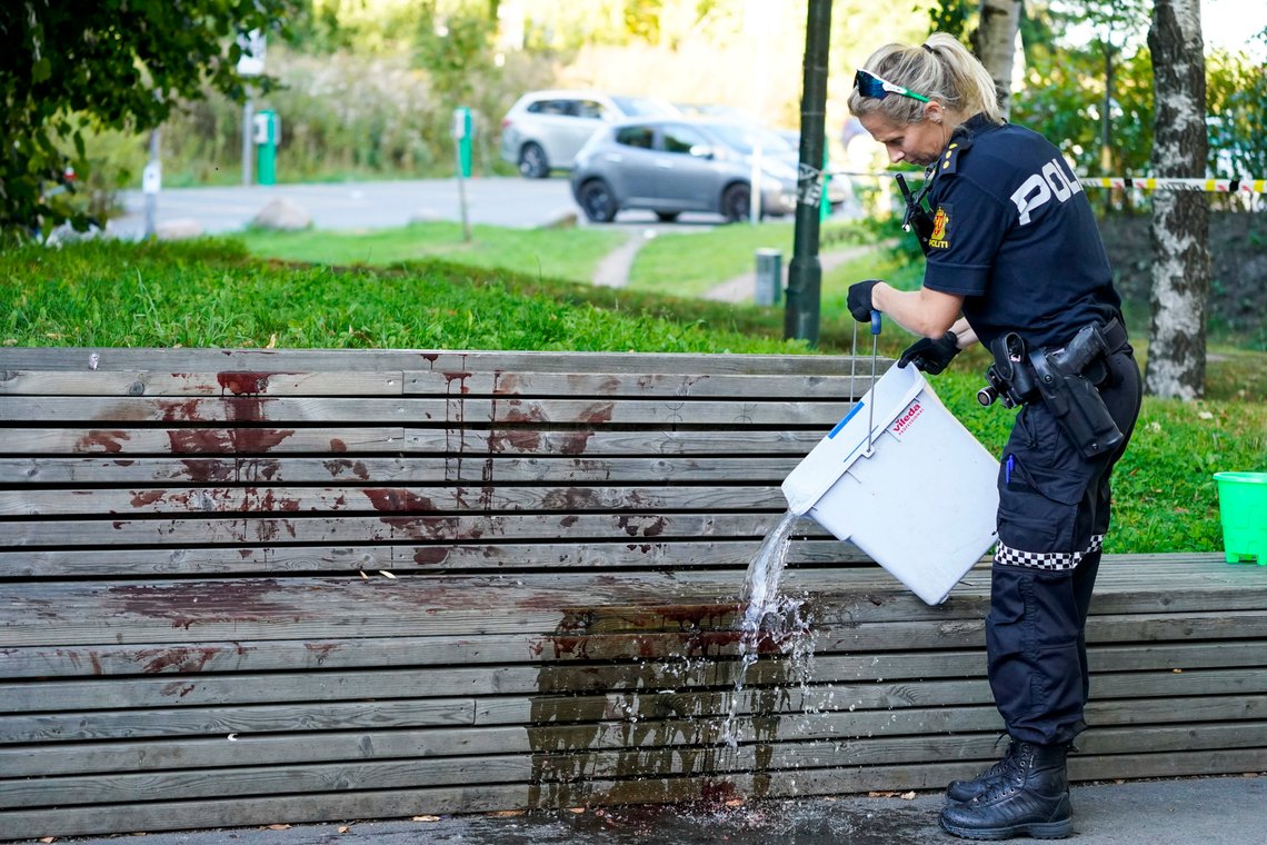 Oslo 20220905.
Politiet vasker bort blod etter en knivstikking ved Furuset T-banestasjon i Oslo. Skadeomfanget beskrives som alvorlig. En person er kjørt til sykehus etter hendelsen.
Foto: Lise Åserud / NTB Oslo 20220905.
Politiet vasker bort blod etter en knivstikking ved Furuset T-banestasjon i Oslo. Skadeomfanget beskrives som alvorlig. En person er kjørt til sykehus etter hendelsen.
Foto: Lise Åserud / NTB