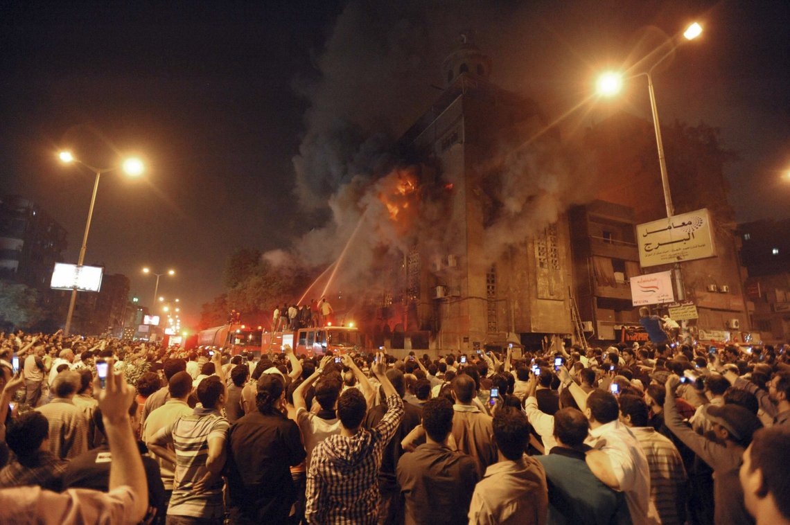 Sinte muslimer bevitner brann i koptisk kirke i Imbaba-området i Kairo 2011 etter opptøyer grunnet en religiøst blandet romanse. Illfoto: AP / NTB Sinte muslimer bevitner brann i koptisk kirke i Imbaba-området i Kairo 2011 etter opptøyer grunnet en religiøst blandet romanse. Illfoto: AP / NTB