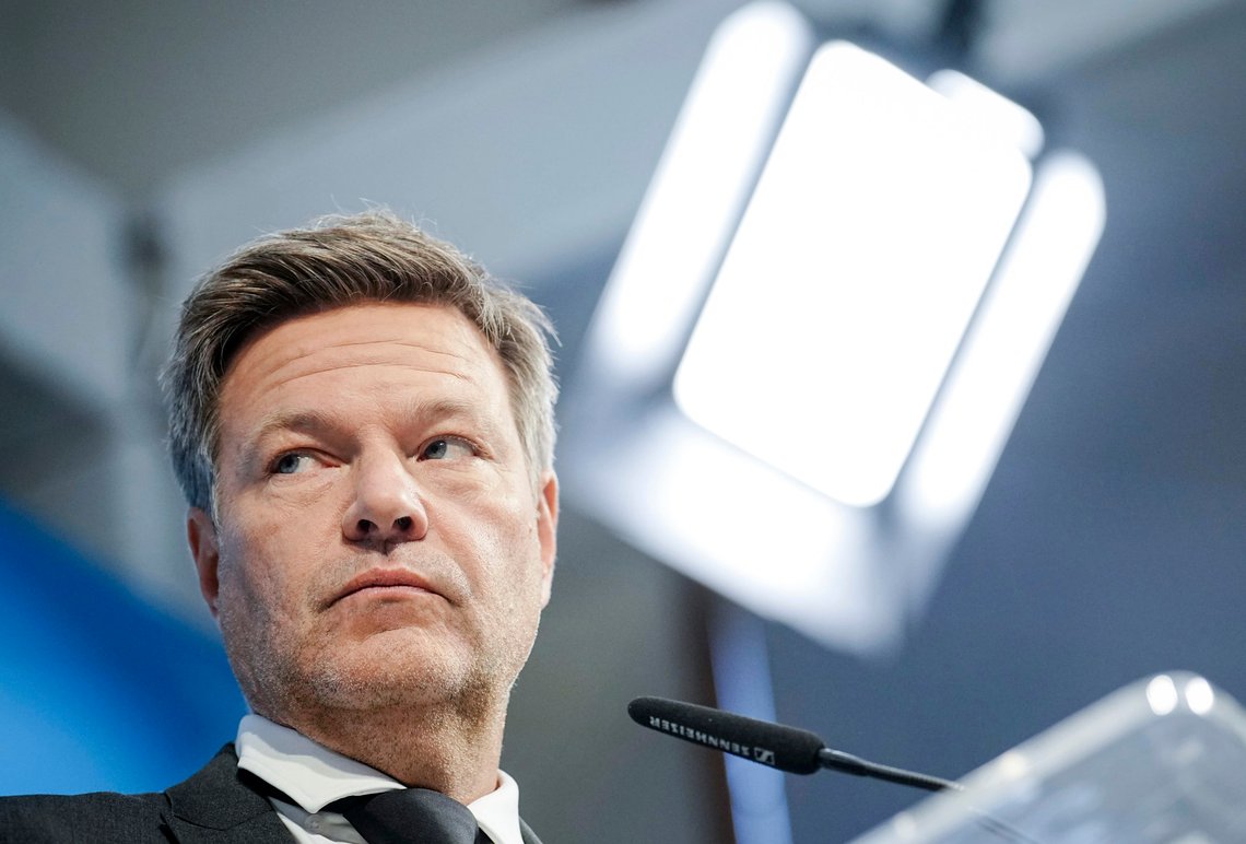 Tysklands finans- og energiminister Robert Habeck kunngjorde tirsdag at to av de tre gjenværende atomkraftverkene i landet skal holde produksjonen i gang fram til april. Foto: Kay Nietfeld, AP / NTB. Tysklands finans- og energiminister Robert Habeck kunngjorde tirsdag at to av de tre gjenværende atomkraftverkene i landet skal holde produksjonen i gang fram til april. Foto: Kay Nietfeld, AP / NTB.