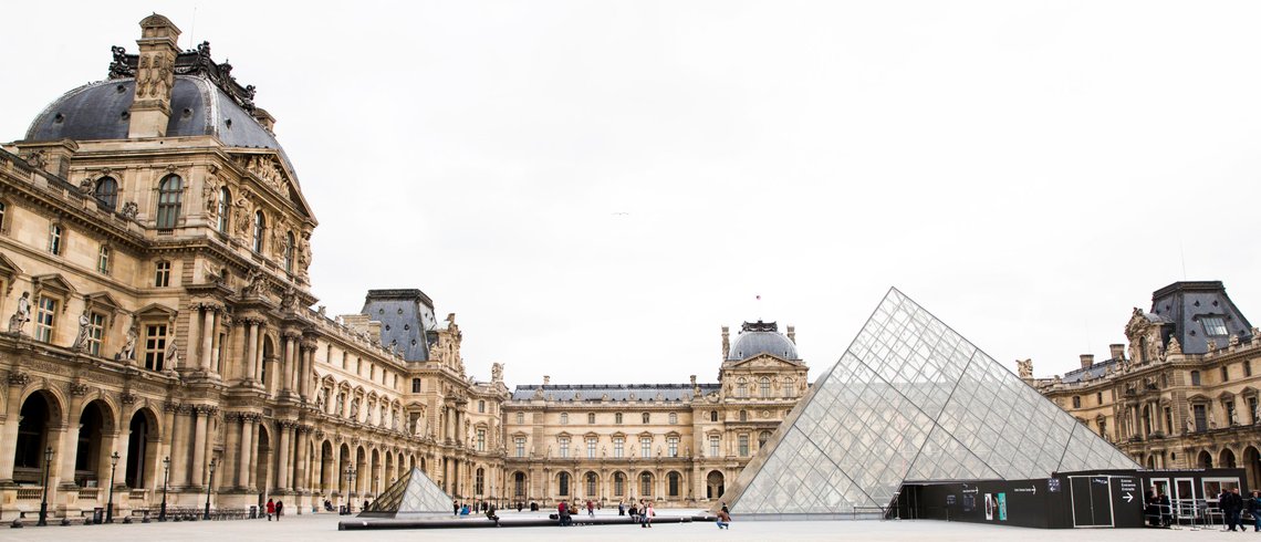Louvre-museet i Paris. Pyramiden er opplyst på kveldstid, framover i et par timer mindre enn vanlig. Årsaken er energikrise. Foto: Berit Roald / NTB Louvre-museet i Paris. Pyramiden er opplyst på kveldstid, framover i et par timer mindre enn vanlig. Årsaken er energikrise. Foto: Berit Roald / NTB