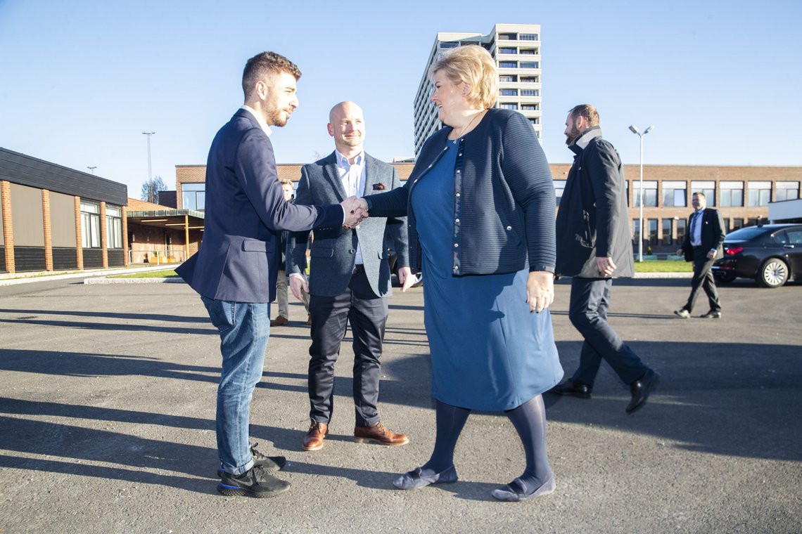 Oslo 20181029.
Statsminister Erna Solberg (H) ønskes velkommen av elevrådsleder Samer Alsioufi og rektor Arnfinn Stauland før lanseringen av regjeringens nye integreringsstrategi. Lanseringen foregår på Hellerud videregående skole i Oslo mandag formiddag.
Foto: Håkon Mosvold Larsen / NTB Oslo 20181029.
Statsminister Erna Solberg (H) ønskes velkommen av elevrådsleder Samer Alsioufi og rektor Arnfinn Stauland før lanseringen av regjeringens nye integreringsstrategi. Lanseringen foregår på Hellerud videregående skole i Oslo mandag formiddag.
Foto: Håkon Mosvold Larsen / NTB