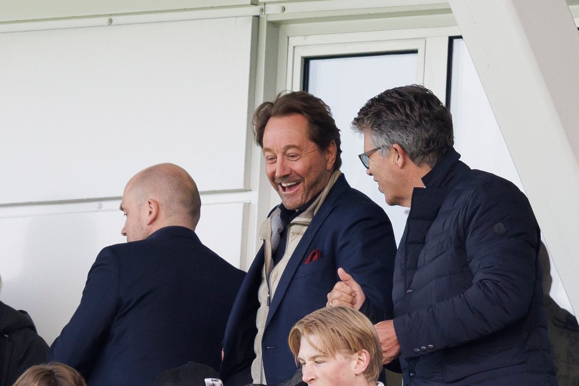 Kjell Inge Røkke koser seg med fotballkamp på Aker Stadion. Nå skal han flytte til Sveits.
Foto: Svein Ove Ekornesvåg / NTB Kjell Inge Røkke koser seg med fotballkamp på Aker Stadion. Nå skal han flytte til Sveits.
Foto: Svein Ove Ekornesvåg / NTB