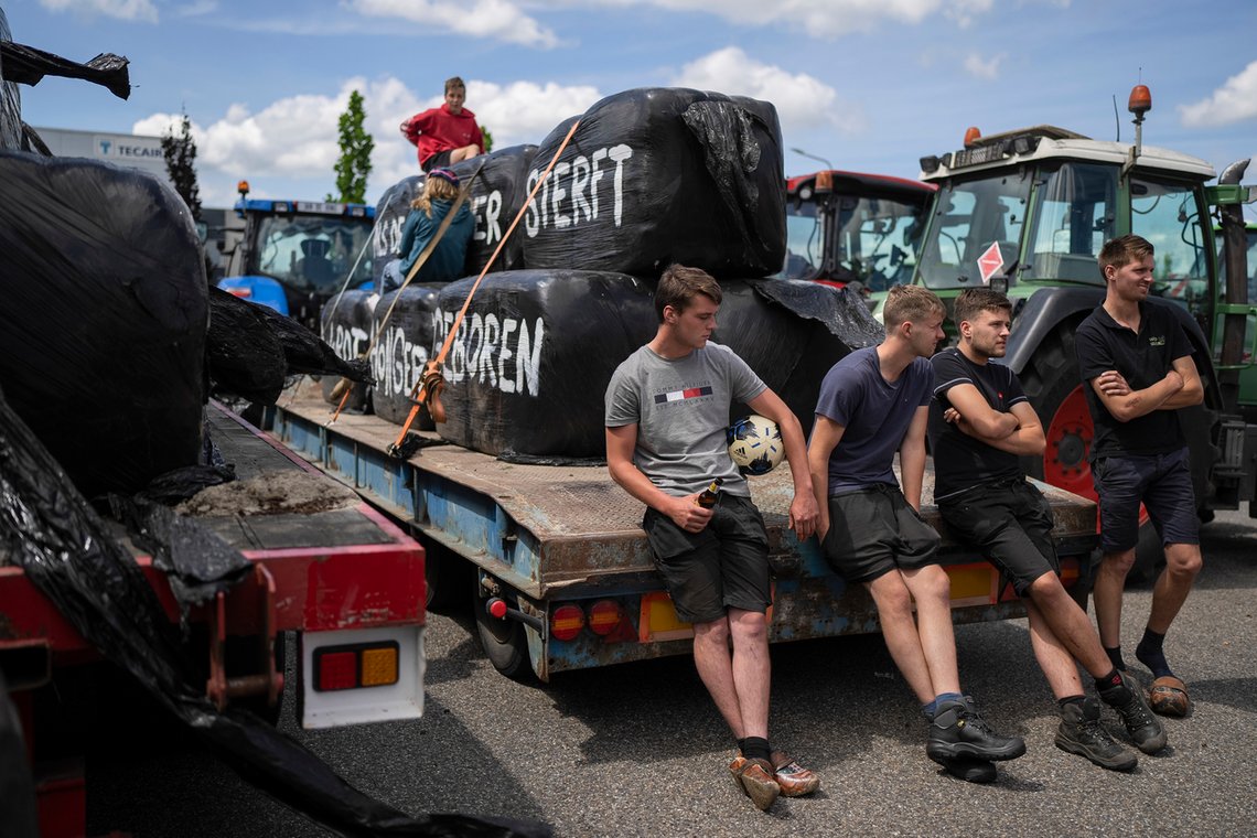 Bønder under en protest i Nederland. De produserer noe alle mennesker trenger, og er derfor under angrep. Foto: AP /Peter Dejong/ NTB Bønder under en protest i Nederland. De produserer noe alle mennesker trenger, og er derfor under angrep. Foto: AP /Peter Dejong/ NTB