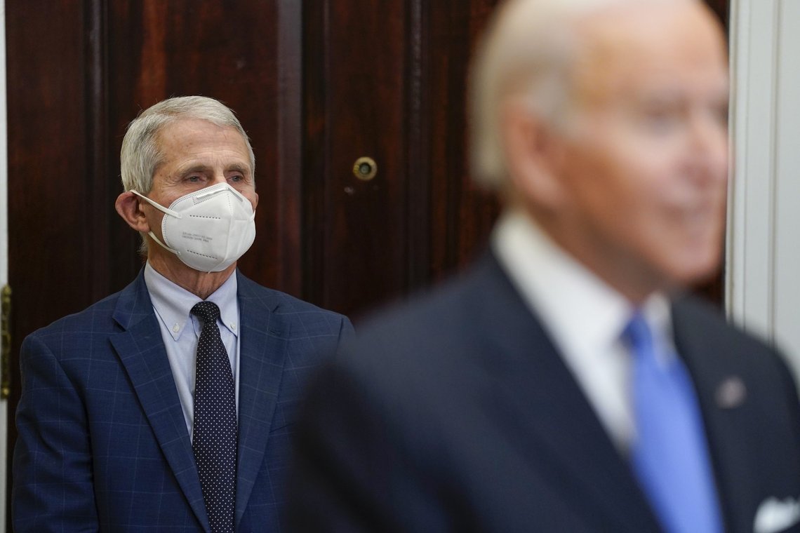 USAs smittevernsjef Anthony Fauci og president Joe Biden vil innføre årlige koronavaksiner for alle amerikanere over 12 år. Arkivfoto: Evan Vucci / AP / NTB USAs smittevernsjef Anthony Fauci og president Joe Biden vil innføre årlige koronavaksiner for alle amerikanere over 12 år. Arkivfoto: Evan Vucci / AP / NTB