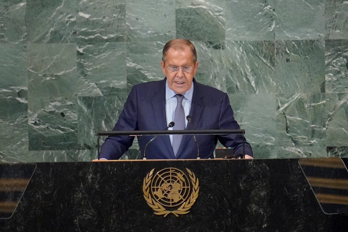 Russlands utenriksminister Sergej Lavrov gjentok flere påstander knyttet til bakgrunnen for invasjonen av Ukraina da han talte i FNs hovedforsamling lørdag. Foto: Mary Altaffer / AP / NTB Russlands utenriksminister Sergej Lavrov gjentok flere påstander knyttet til bakgrunnen for invasjonen av Ukraina da han talte i FNs hovedforsamling lørdag. Foto: Mary Altaffer / AP / NTB
