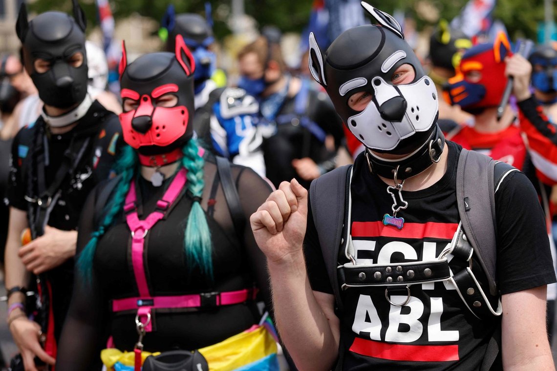 Pride feires i Berlin. LGBTIQA+-entusiaster er kledd for anledningen. Vi andre skal akseptere dette som helt normalt, kun en erklæring av kjærlighet. Foto: DAVID GANNON/ AFP/ NTB Pride feires i Berlin. LGBTIQA+-entusiaster er kledd for anledningen. Vi andre skal akseptere dette som helt normalt, kun en erklæring av kjærlighet. Foto: DAVID GANNON/ AFP/ NTB
