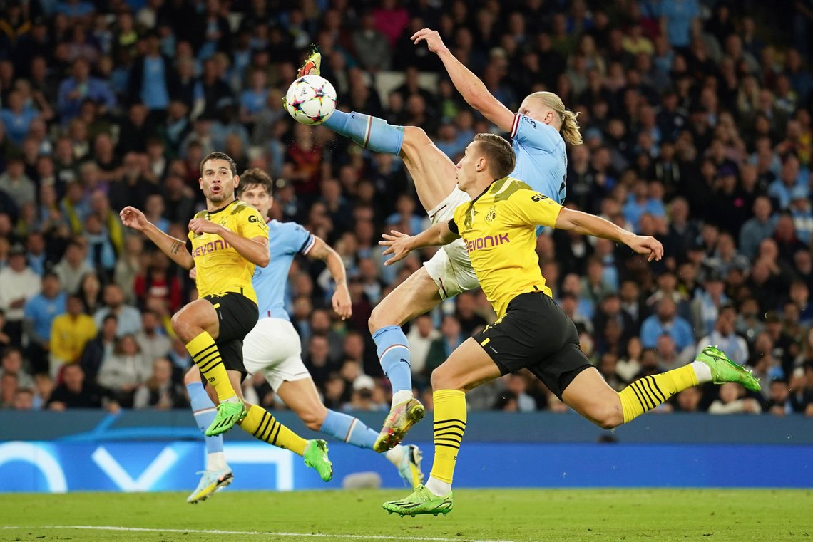 Manchester Citys Erling Braut Haaland scoret et utrolig mål mot gamle lagkamerater da han møtte Borussia Dortmund i Champions League. Foto: Dave Thompson / AP / NTB. Manchester Citys Erling Braut Haaland scoret et utrolig mål mot gamle lagkamerater da han møtte Borussia Dortmund i Champions League. Foto: Dave Thompson / AP / NTB.