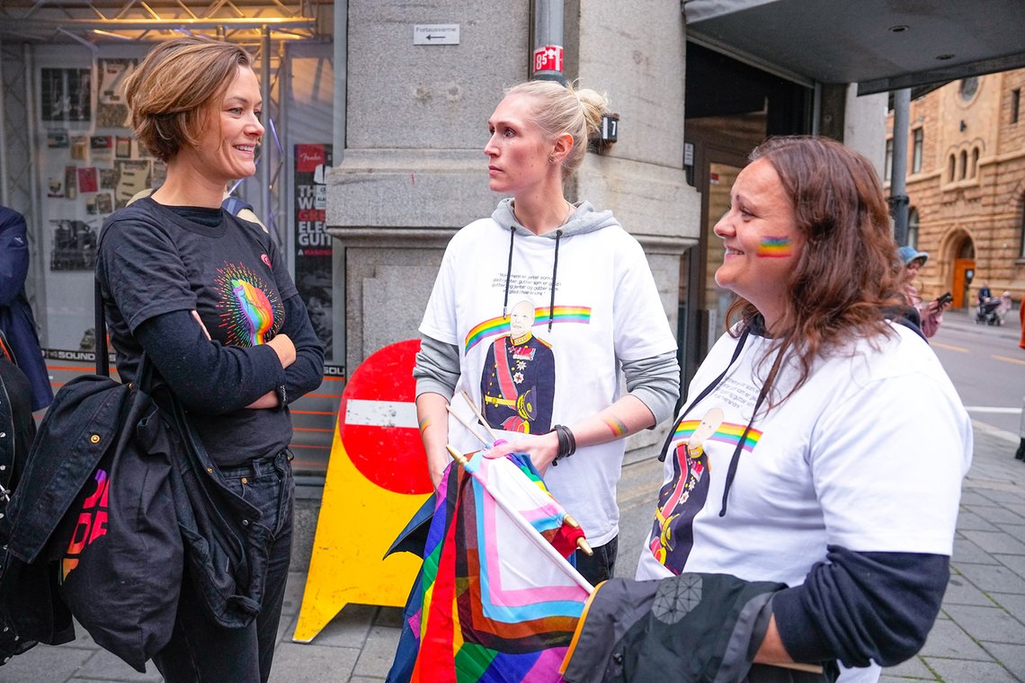 Kulturminister Anette Trettebergstuen (t.v.) trives i Pride-tog. Idretten for våre barn og unge betyr ikke så mye for henne og regjeringen, virker det som. Foto: Beate Oma Dahle / NTB Kulturminister Anette Trettebergstuen (t.v.) trives i Pride-tog. Idretten for våre barn og unge betyr ikke så mye for henne og regjeringen, virker det som. Foto: Beate Oma Dahle / NTB