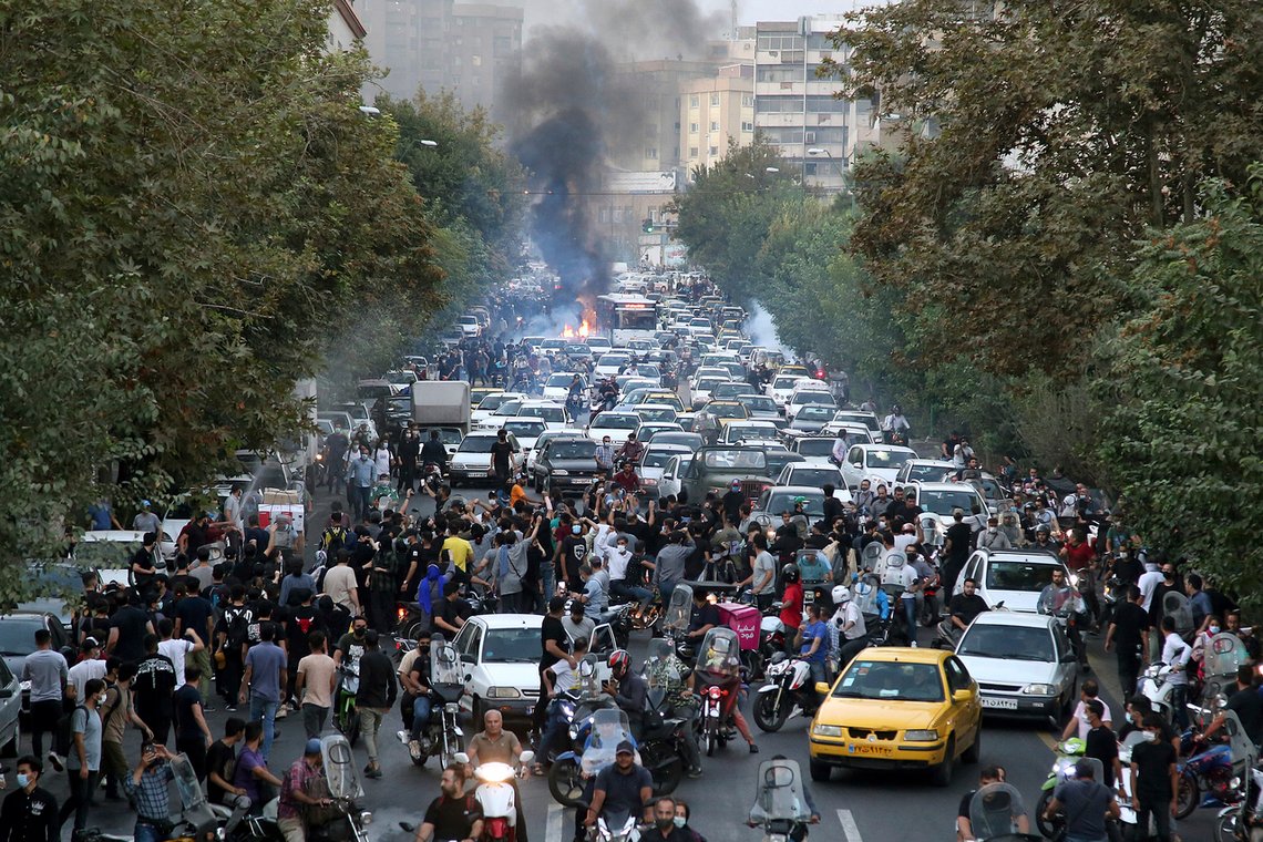 Bildet viser noen av demonstrantene i Teheran. Iran opplever voldsomme demonstrasjoner etter dødsfallet til 22 år gamle Masha Amini. Foto: AP/ NTB Bildet viser noen av demonstrantene i Teheran. Iran opplever voldsomme demonstrasjoner etter dødsfallet til 22 år gamle Masha Amini. Foto: AP/ NTB
