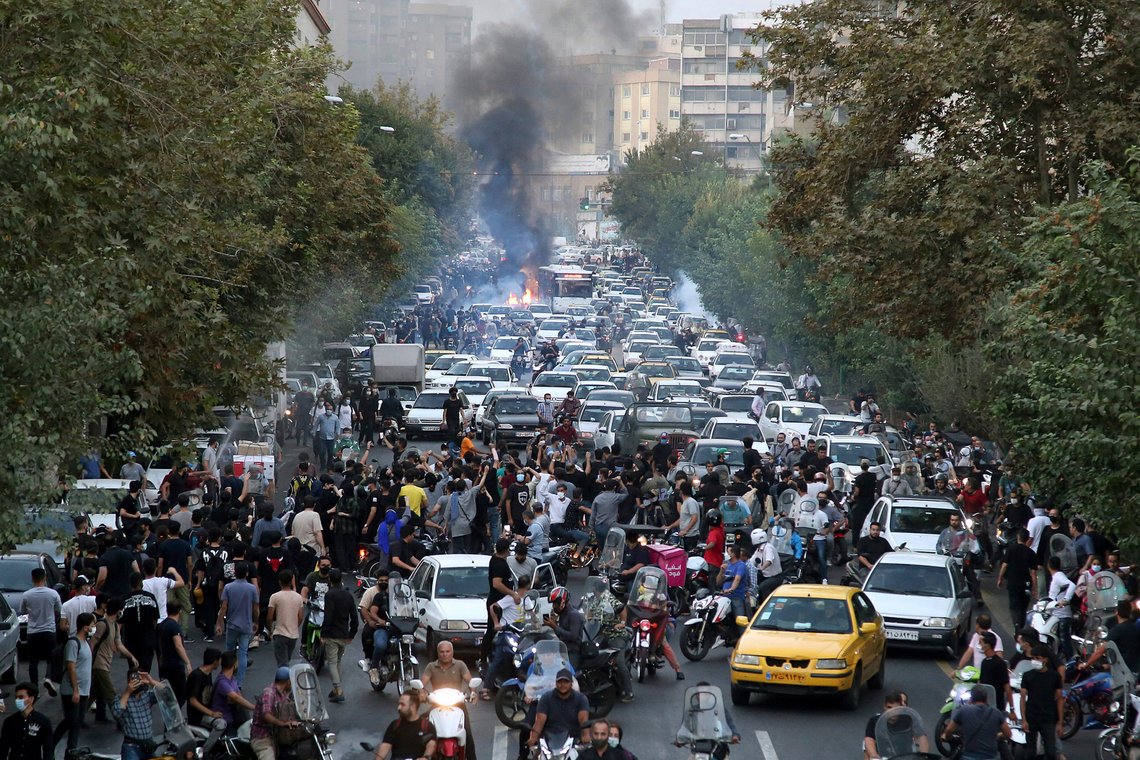 Teherans gater, 21. september. Kvinner og menn protesterer mot landets hijab-tvang. Foto: Anonym fotograf AP / NTB Teherans gater, 21. september. Kvinner og menn protesterer mot landets hijab-tvang. Foto: Anonym fotograf AP / NTB