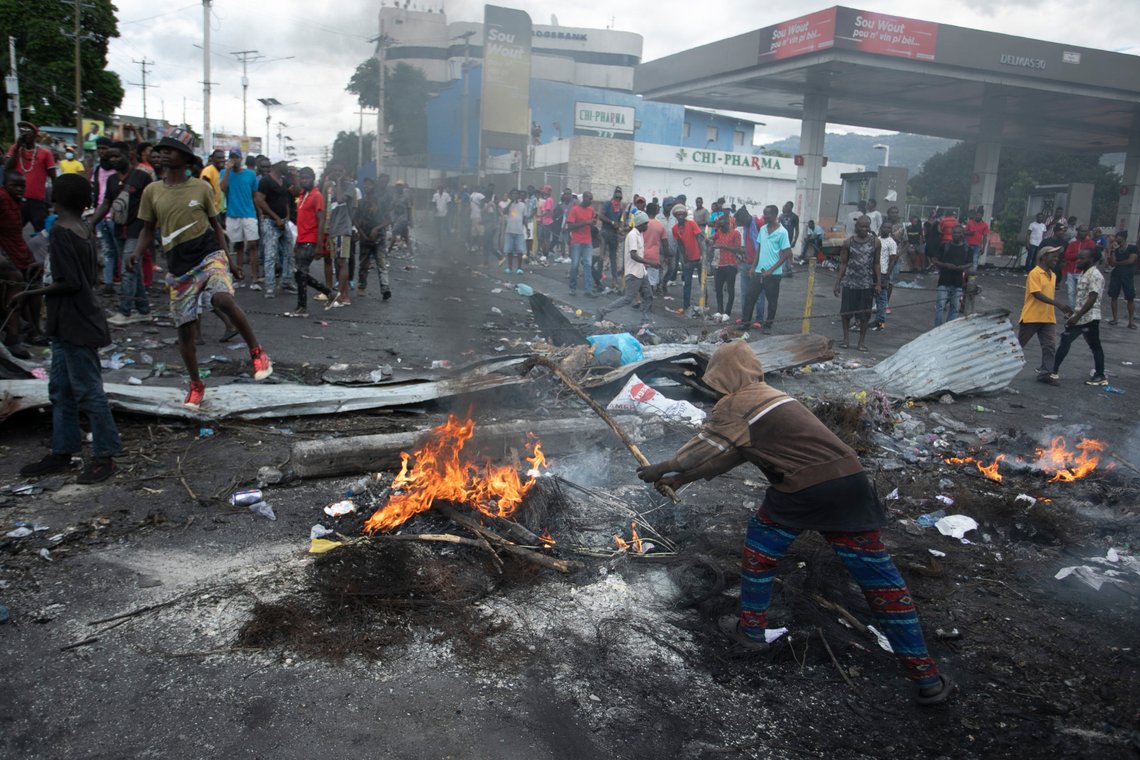 Demonstranter samler seg rundt en barrikade som er satt opp i protest mot økte drivstoffpriser. FNs Haiti-utsending sier at det utspiller seg en humanitær katastrofe i landet etter to uker med voldelige opptøyer. Foto: Odelyn Joseph / AP / NTB Demonstranter samler seg rundt en barrikade som er satt opp i protest mot økte drivstoffpriser. FNs Haiti-utsending sier at det utspiller seg en humanitær katastrofe i landet etter to uker med voldelige opptøyer. Foto: Odelyn Joseph / AP / NTB