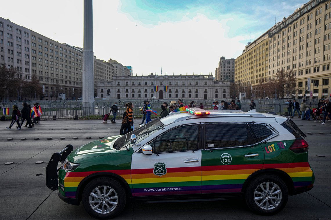 Selv politibiler males i Pride-farger. Bildet er fra Santiago, Chile under Pride-feiringen i juni. Foto: AP /Esteban Felix /NTB Selv politibiler males i Pride-farger. Bildet er fra Santiago, Chile under Pride-feiringen i juni. Foto: AP /Esteban Felix /NTB