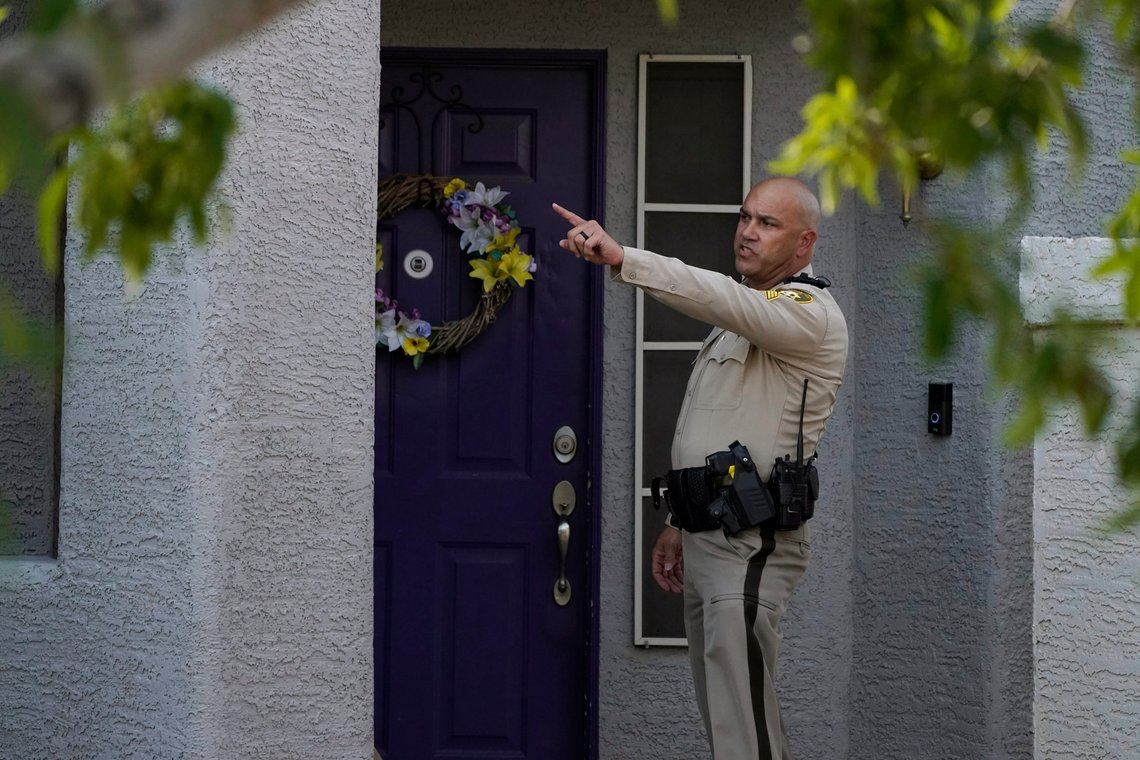 En politibetjent står vakt utenfor hjemmet til den folkevalgte mannen som er pågrepet for drapet på journalisten Jeff German i Las Vegas. Foto: John Locher / AP / NTB En politibetjent står vakt utenfor hjemmet til den folkevalgte mannen som er pågrepet for drapet på journalisten Jeff German i Las Vegas. Foto: John Locher / AP / NTB