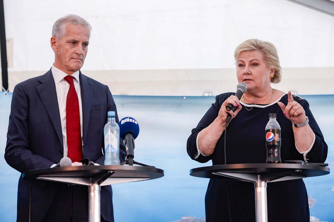 Høyre-leder Erna Solberg og statsminister Jonas Gahr Støre under debatt rundt 3-parts samarbeidet og den norske modellen. Tema: Er vi godt nok rustet for å møte de neste 50 årene som en sterk og bærekraftig energinasjon?
Foto: Carina Johansen / NTB Høyre-leder Erna Solberg og statsminister Jonas Gahr Støre under debatt rundt 3-parts samarbeidet og den norske modellen. Tema: Er vi godt nok rustet for å møte de neste 50 årene som en sterk og bærekraftig energinasjon?
Foto: Carina Johansen / NTB