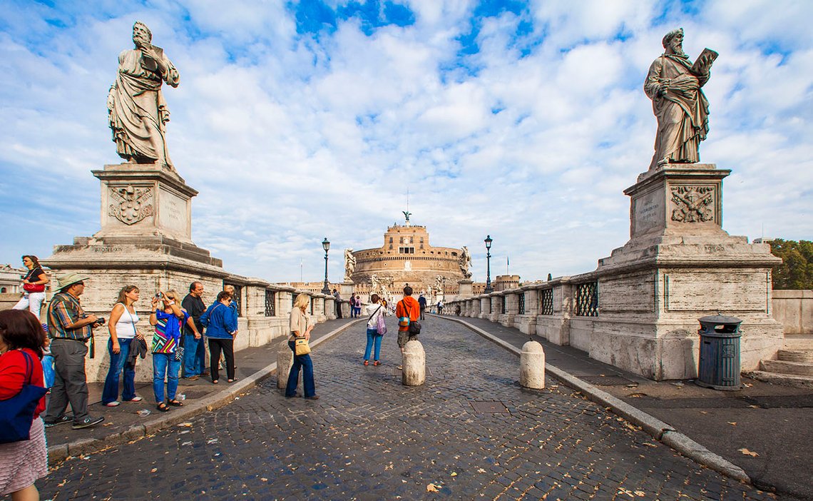 Castel Sant'Angelo, på norsk også kalt Engelsborgen, ligger ved Tiberen i Roma nær Vatikanet. Den ble bygd i det annet århundre av keiser Hadrian. Foto: Arnt Jensvoll / Document Castel Sant'Angelo, på norsk også kalt Engelsborgen, ligger ved Tiberen i Roma nær Vatikanet. Den ble bygd i det annet århundre av keiser Hadrian. Foto: Arnt Jensvoll / Document
