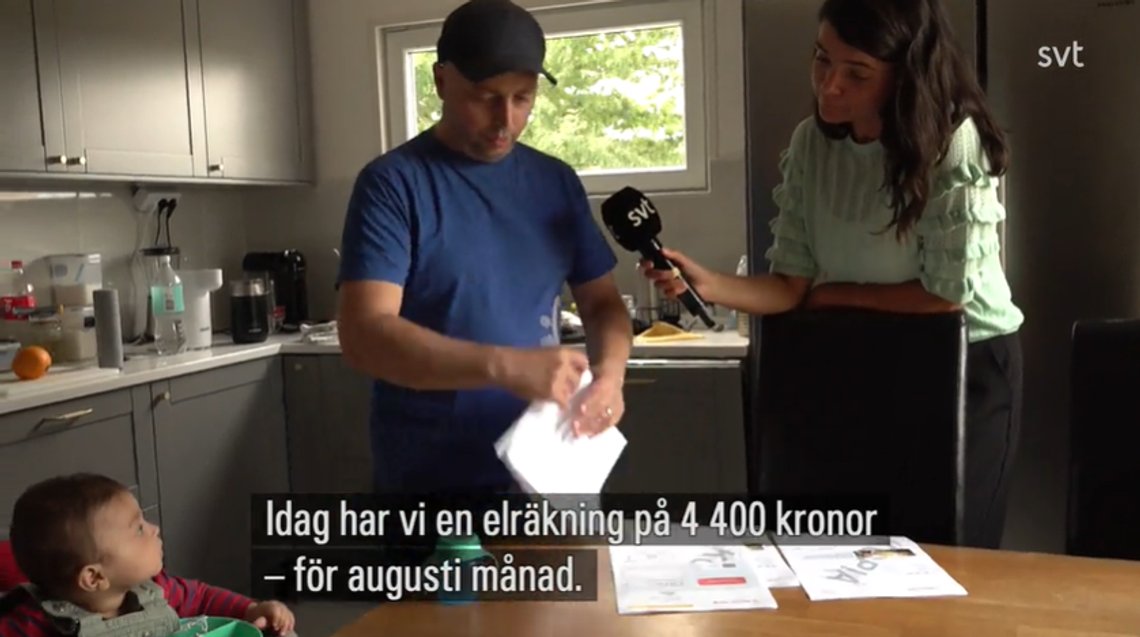 Cristian Majhem viser strømregningen til SVTs reporter. Nå flytter familien fra eneboligen. Skjermdump SVT Cristian Majhem viser strømregningen til SVTs reporter. Nå flytter familien fra eneboligen. Skjermdump SVT