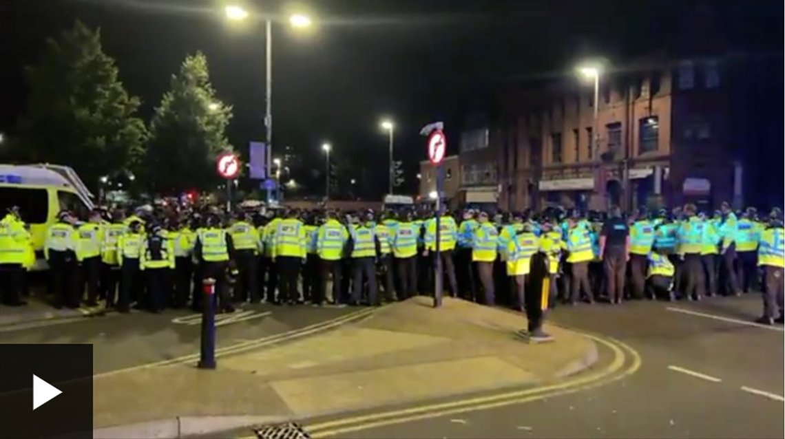 Politiet stilte med hundrevis av folk for å forhindre bråket i Leicester lørdag kveld. Ifølge vitner lykkes ikke politiet helt. Skjermdump video BBC Politiet stilte med hundrevis av folk for å forhindre bråket i Leicester lørdag kveld. Ifølge vitner lykkes ikke politiet helt. Skjermdump video BBC