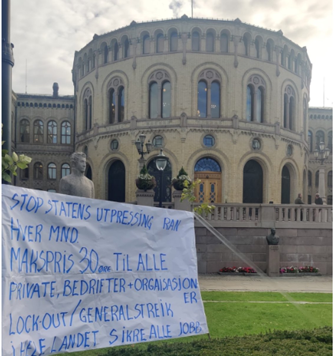 Allerede før kl 12 mandag begynte folk og paroler å dukke opp foran Stortinget. Det store spørsmålet er hvor mange som kommer til hoveddemonstrasjonen kl 15. Foto: Geir Furuseth Allerede før kl 12 mandag begynte folk og paroler å dukke opp foran Stortinget. Det store spørsmålet er hvor mange som kommer til hoveddemonstrasjonen kl 15. Foto: Geir Furuseth