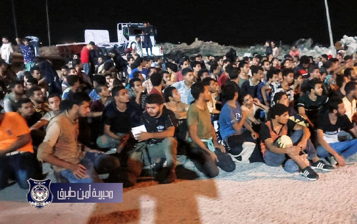 287 illegale egyptiske migranter ble funnet i en libysk lagerbygning disponert av menneskesmuglere. Foto: Skjermdump, Tobruk sikkerhetsdirektorat 287 illegale egyptiske migranter ble funnet i en libysk lagerbygning disponert av menneskesmuglere. Foto: Skjermdump, Tobruk sikkerhetsdirektorat