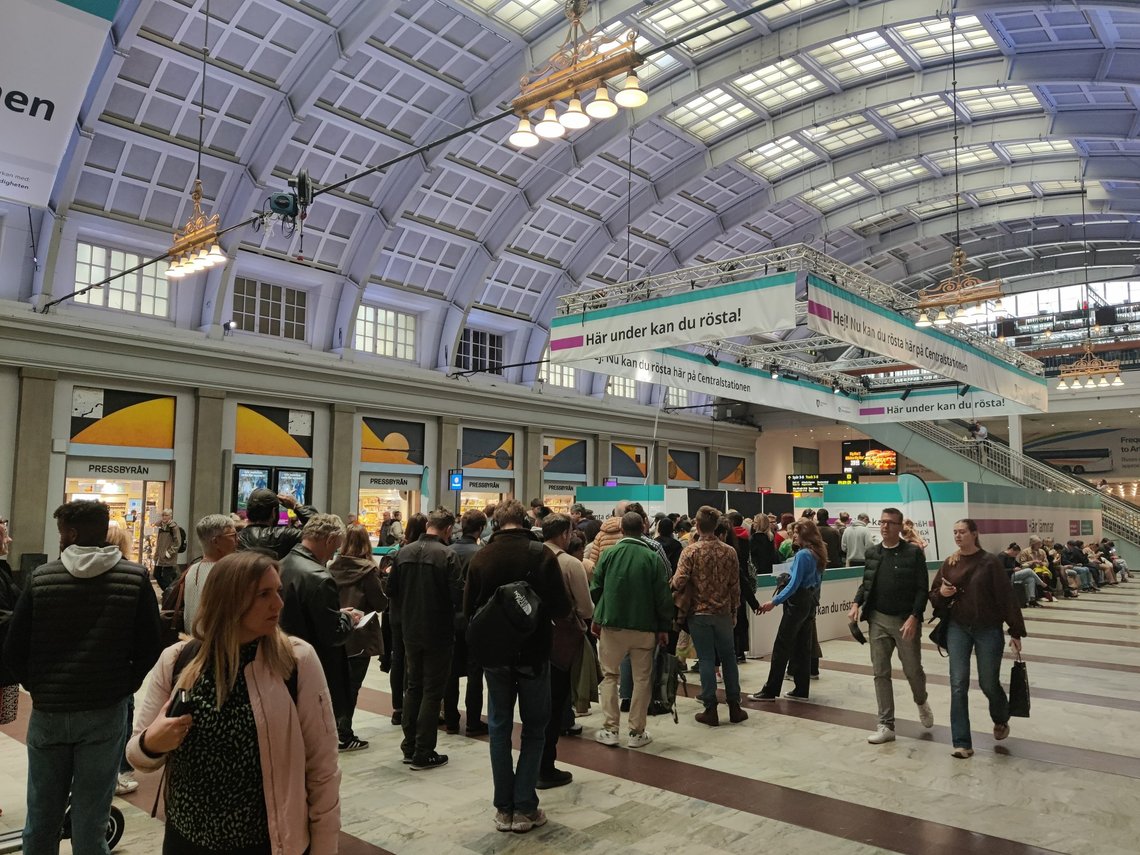 Ved valglokalene på sentralstasjonen i Stockholm ventet fortsatt hundrevis av mennesker på å stemme da valglokalet stengte ved 20-tiden.
Foto: Roger Sahlström Ved valglokalene på sentralstasjonen i Stockholm ventet fortsatt hundrevis av mennesker på å stemme da valglokalet stengte ved 20-tiden.
Foto: Roger Sahlström