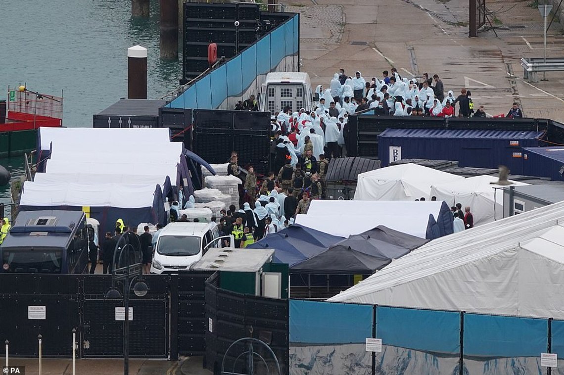 En gruppe asylsøkere ved asylsenteret i Dover, England. Foto: Daily Mail En gruppe asylsøkere ved asylsenteret i Dover, England. Foto: Daily Mail
