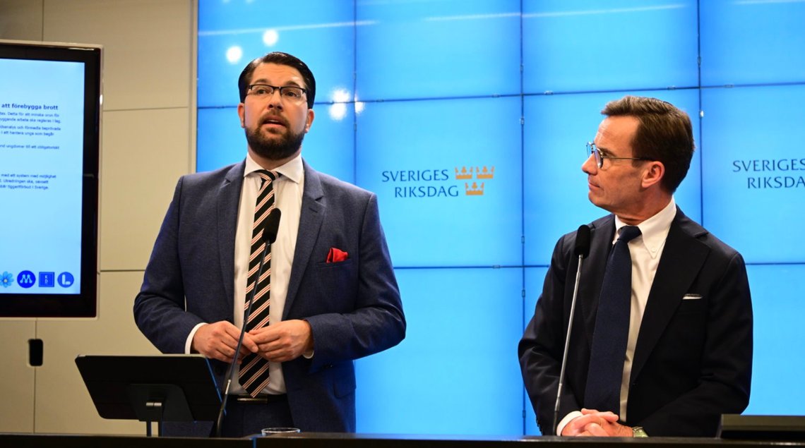 Jimmie Åkesson og Sverigedemokraterna er den nye regjeringens store vinnere – selv om de formelt sett ikke er en del av den. Her Jimmie Åkesson (SD) og Ulf Kristersson (M) under fredagens pressekonferanse. Foto: Jonas Ekströmer / TT / NTB Jimmie Åkesson og Sverigedemokraterna er den nye regjeringens store vinnere – selv om de formelt sett ikke er en del av den. Her Jimmie Åkesson (SD) og Ulf Kristersson (M) under fredagens pressekonferanse. Foto: Jonas Ekströmer / TT / NTB