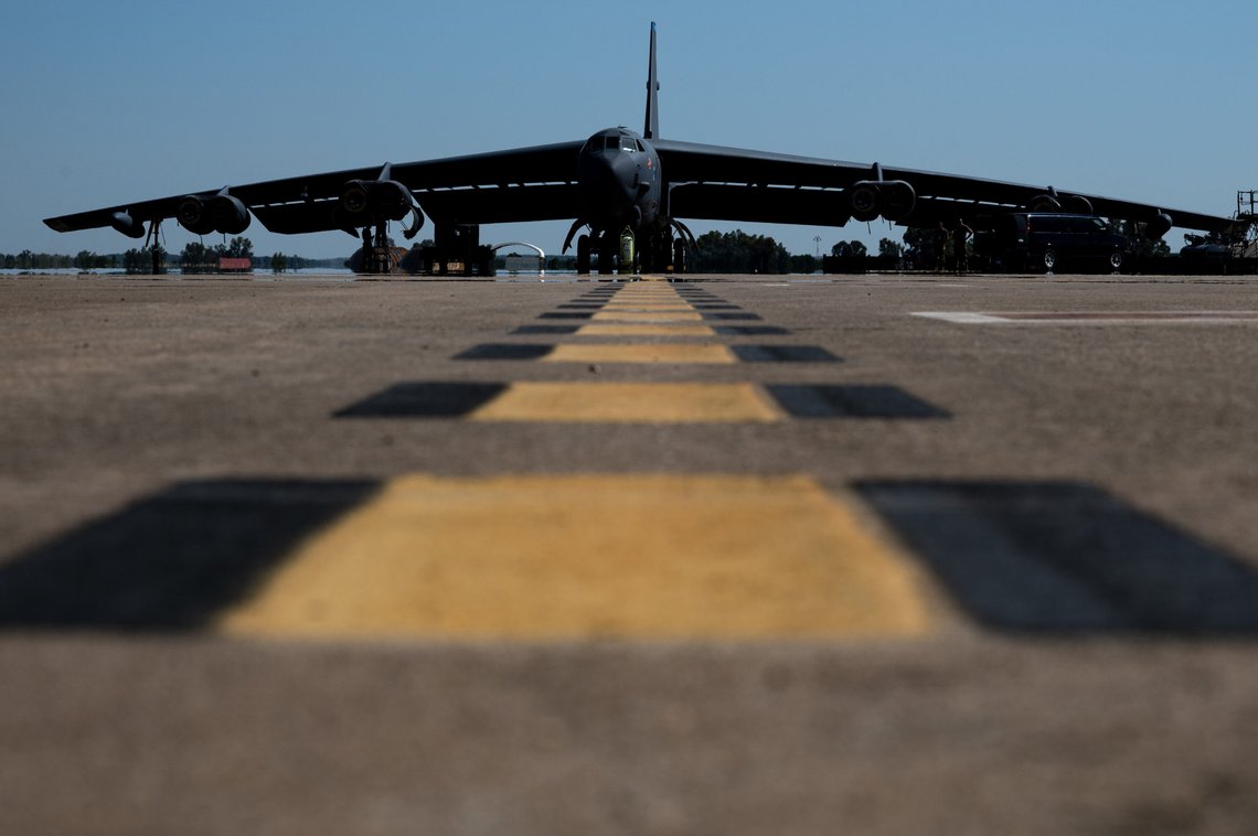 Bildet viser et B-52 H strategisk bombefly med atomvåpen på en flybase i Europa. Slike fly er mer eller mindre kontinuerlig i luften over Europa, men rutevalgene fremstår ikke alltid like logisk. Illustrasjonsfoto: US Air Force. Bildet viser et B-52 H strategisk bombefly med atomvåpen på en flybase i Europa. Slike fly er mer eller mindre kontinuerlig i luften over Europa, men rutevalgene fremstår ikke alltid like logisk. Illustrasjonsfoto: US Air Force.