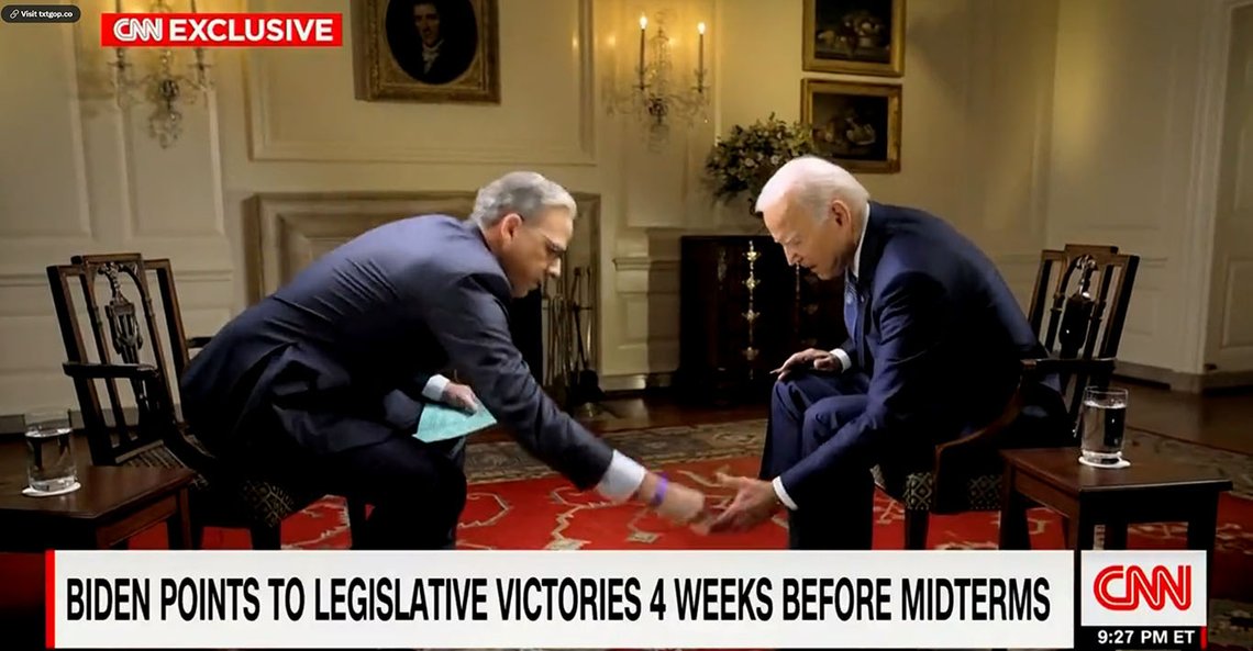 Programlederen hjelper Biden å samle opp jukselappene under intervjuet. Skjermdump fra Twitter Programlederen hjelper Biden å samle opp jukselappene under intervjuet. Skjermdump fra Twitter