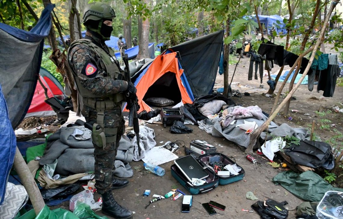 Serbisk soldat i den demonterte migrantleiren nær grensen til Ungarn. Foto: Serbias innenriksdepartement Serbisk soldat i den demonterte migrantleiren nær grensen til Ungarn. Foto: Serbias innenriksdepartement