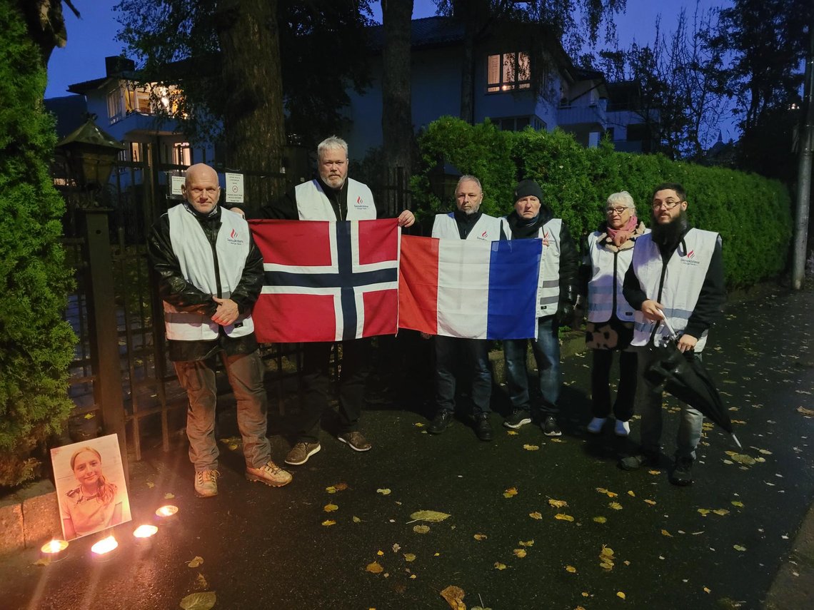 Demokratene demonstrerte til minne om drapsofferet Lola (12) utenfor den franske ambassade i Oslo. Foto: Demokratene Demokratene demonstrerte til minne om drapsofferet Lola (12) utenfor den franske ambassade i Oslo. Foto: Demokratene